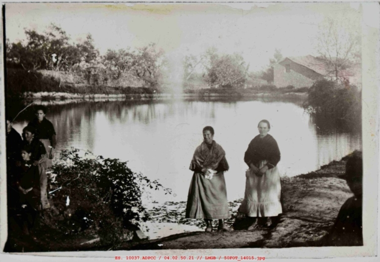 Mujeres delante de la laguna del Salobrar