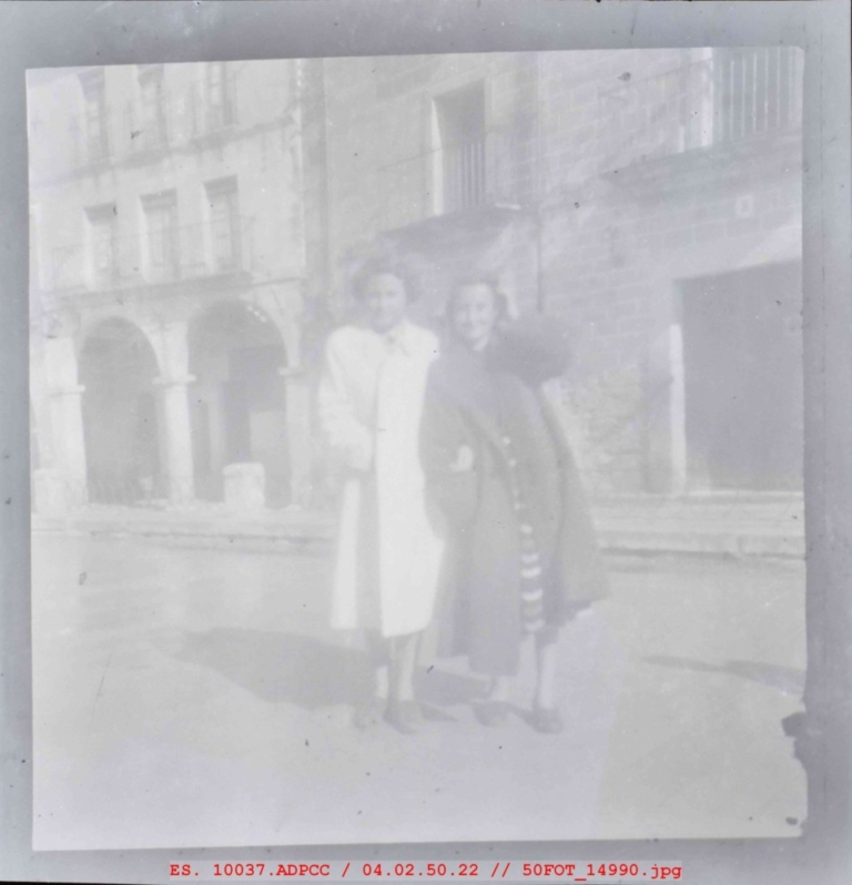 Mujeres jóvenes en la plaza Mayor de Trujillo