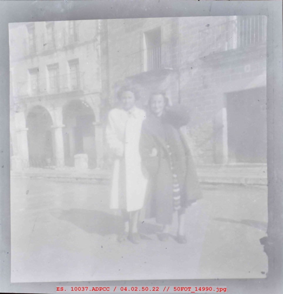 Mujeres jóvenes en la plaza Mayor de Trujillo