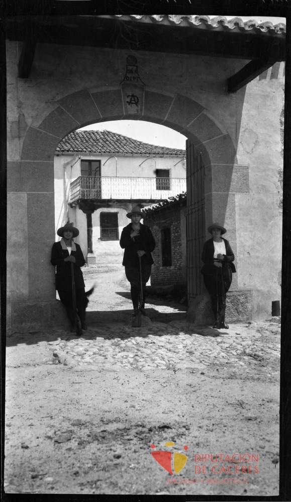 Mujeres junto a un arco