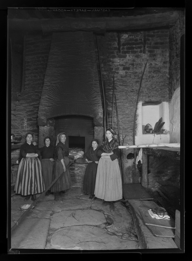 Mujeres junto a un horno de pan