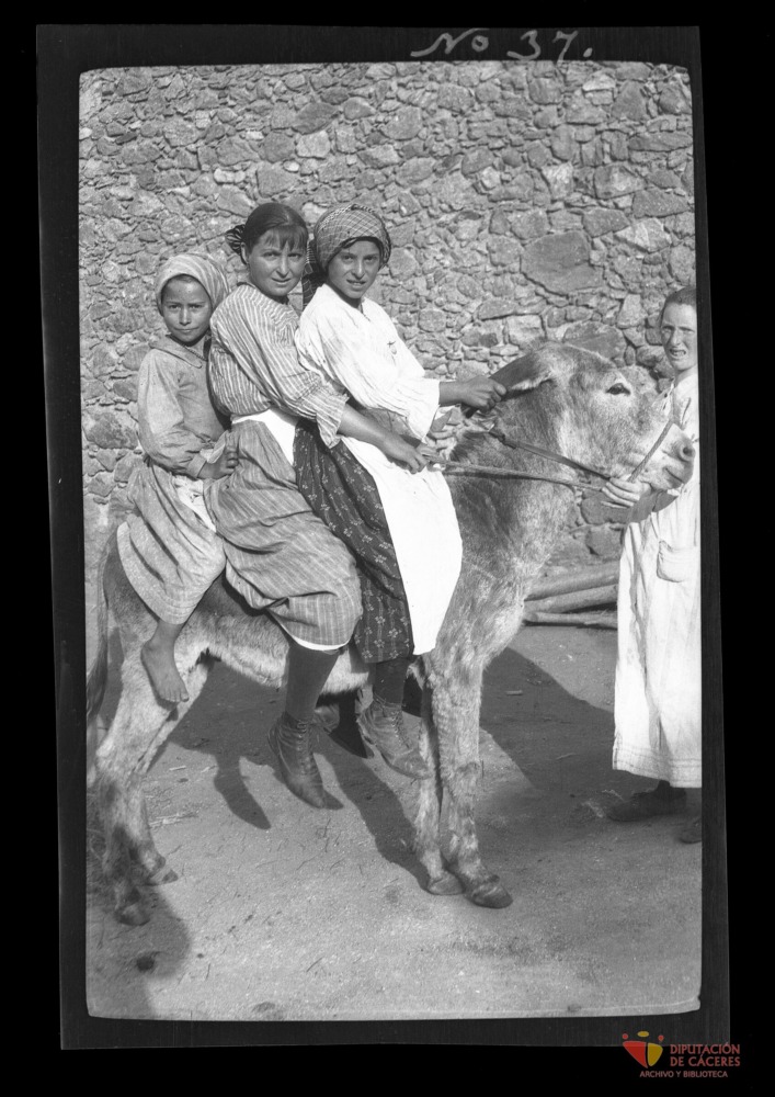 Mujeres montando en burro