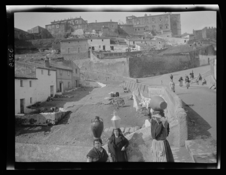 Mujeres pasando por la calle Calero camino de la fuente municipal