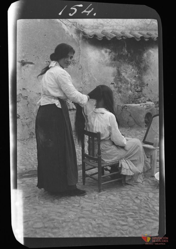 Mujeres peinándose