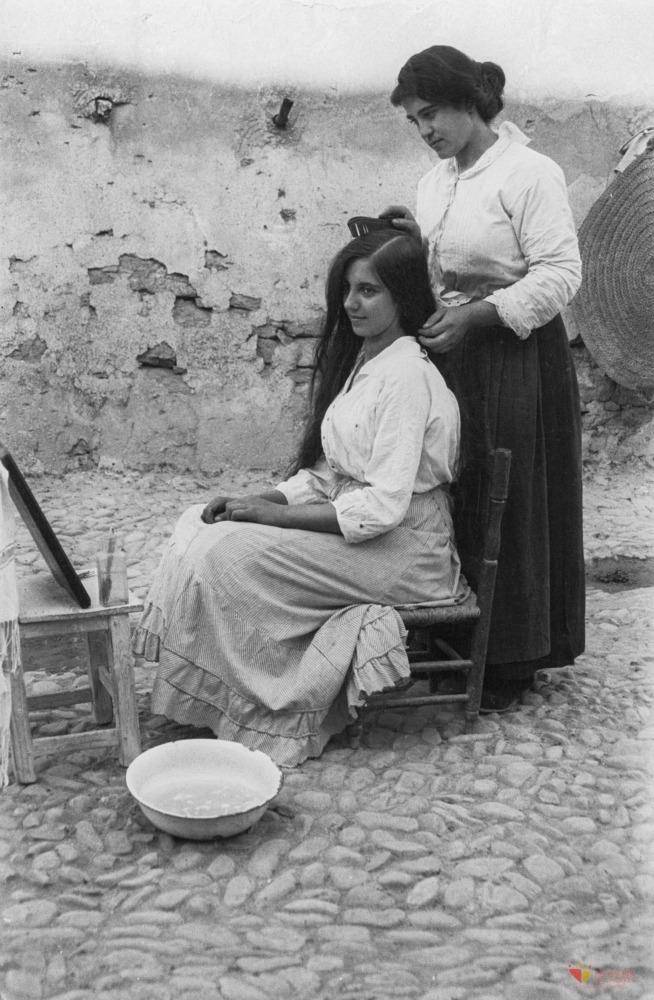 Mujeres peinándose