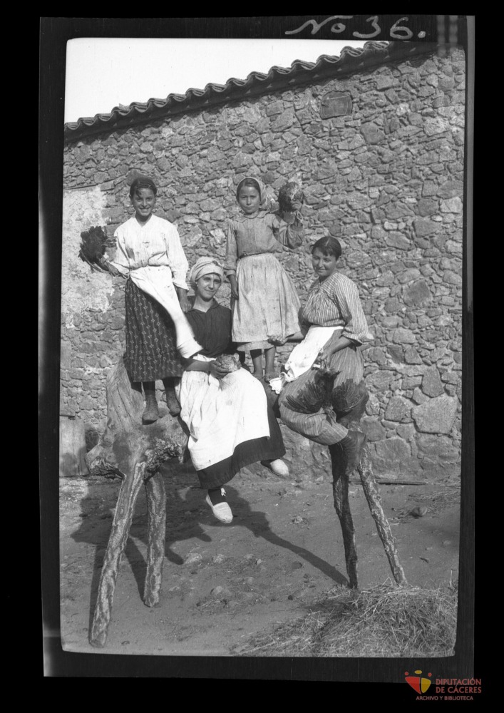 Mujeres sobre un tronco elevado