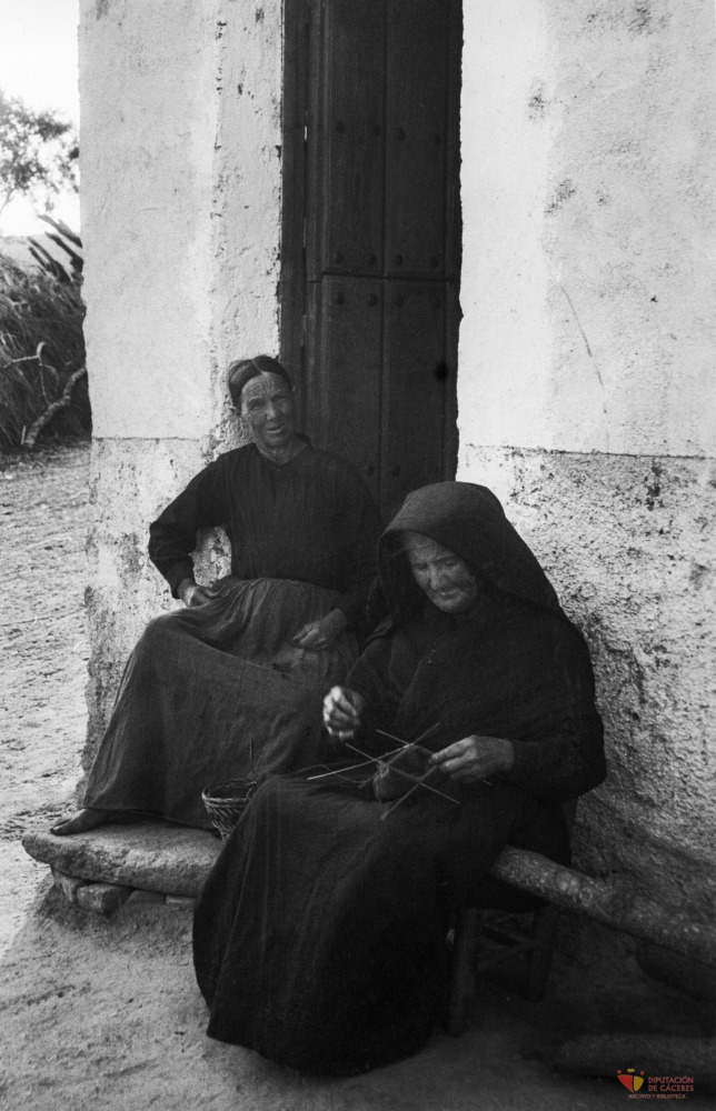 Mujeres tejiendo