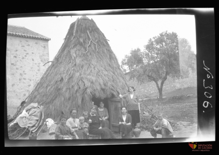 Mujeres y niños junto a un chozo