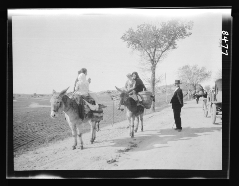 Mujeres y niños montados en burro