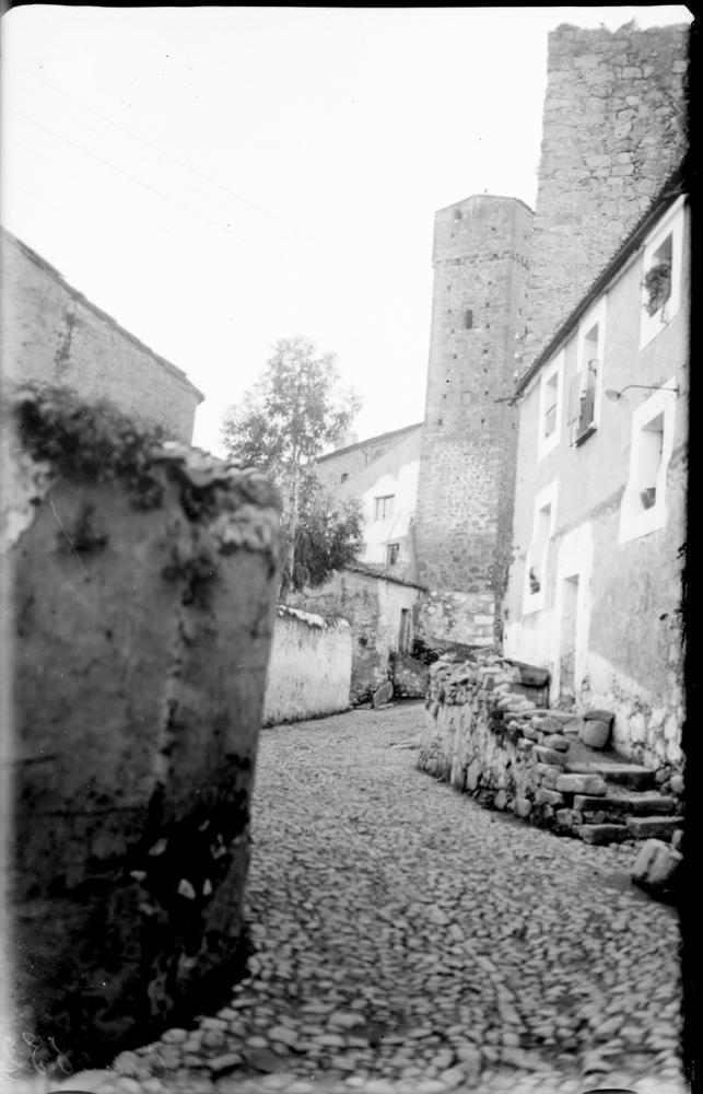 Muralla. Calle en la ciudad vieja, callejón con torres