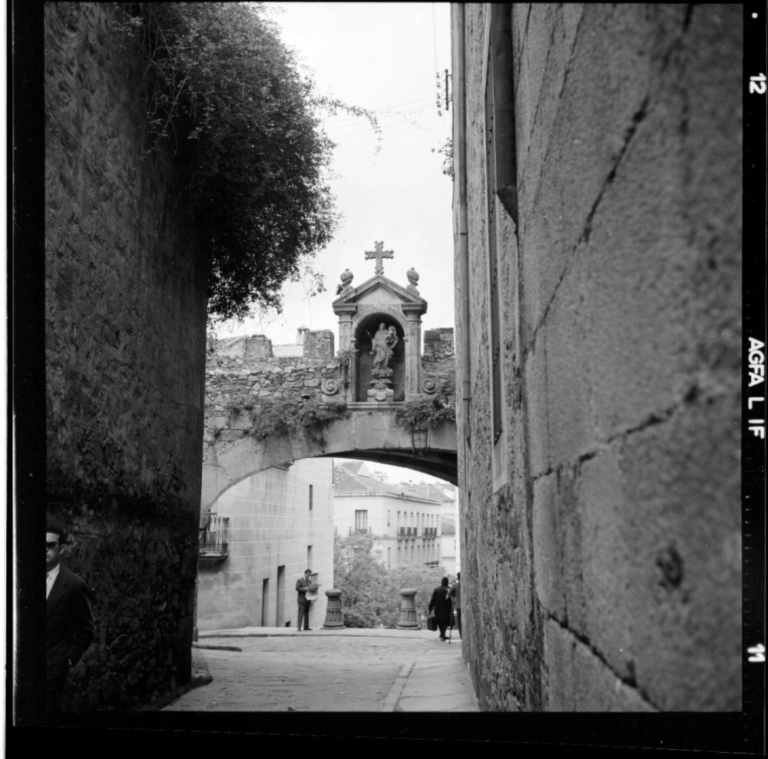 Murallas desde más lejos con el Arco de la estrella