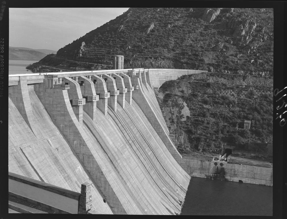 Muro de hormigón en forma de talud