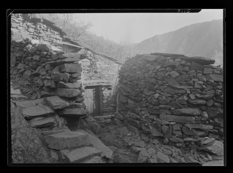 Muro de piedra y casa en Casares