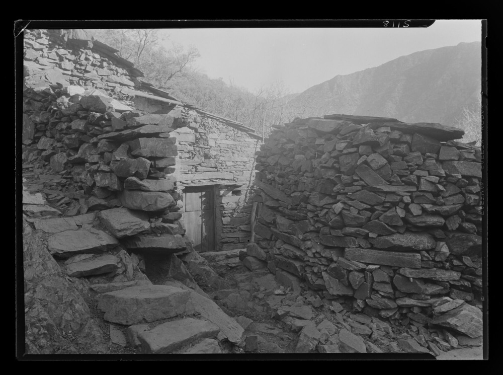 Muro de piedra y casa en Casares