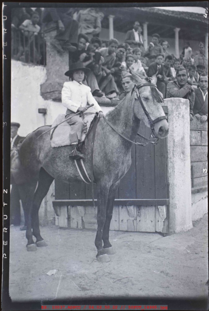 Niña a caballo en una plaza de toros
