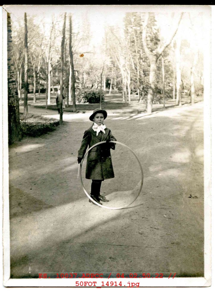 Niña con aro