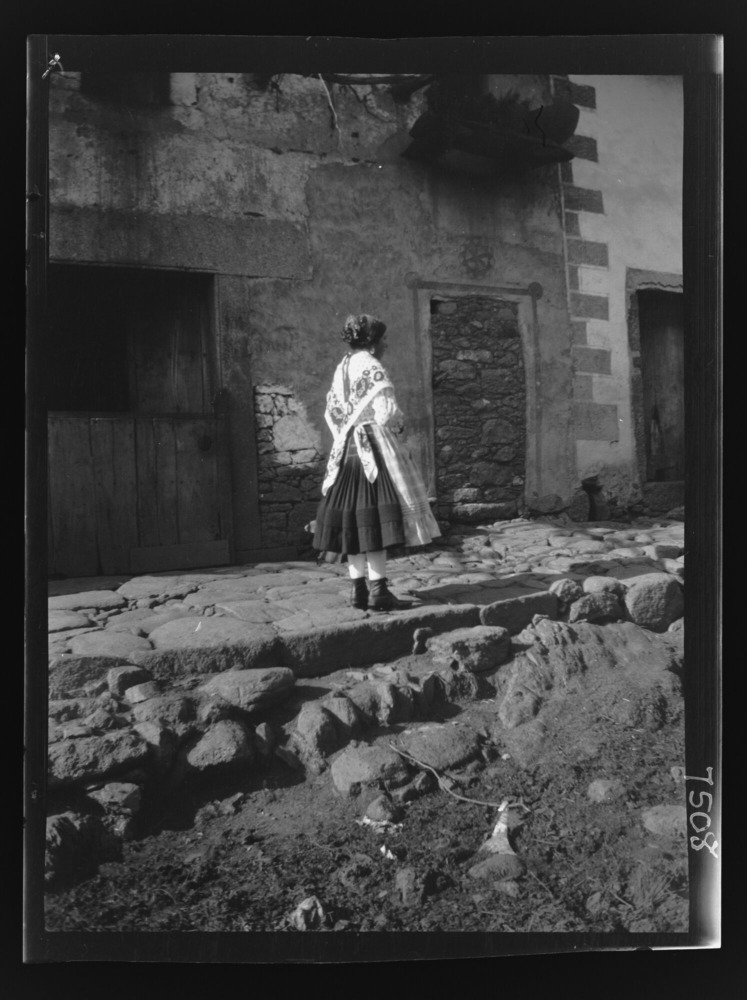 Niña con traje de carnaval, de espaldas