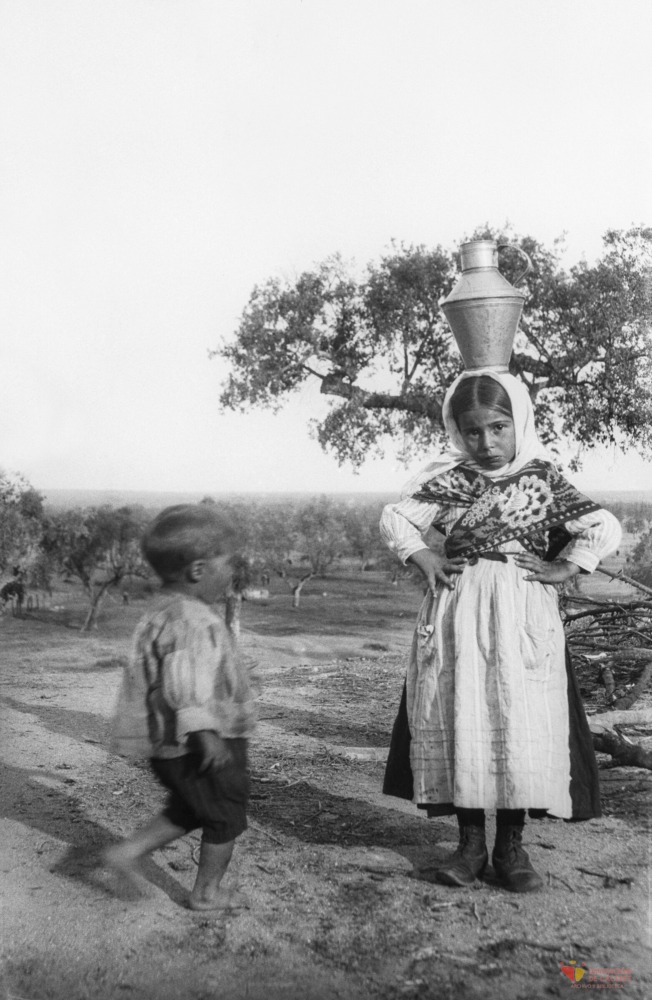 Niña con una lechera