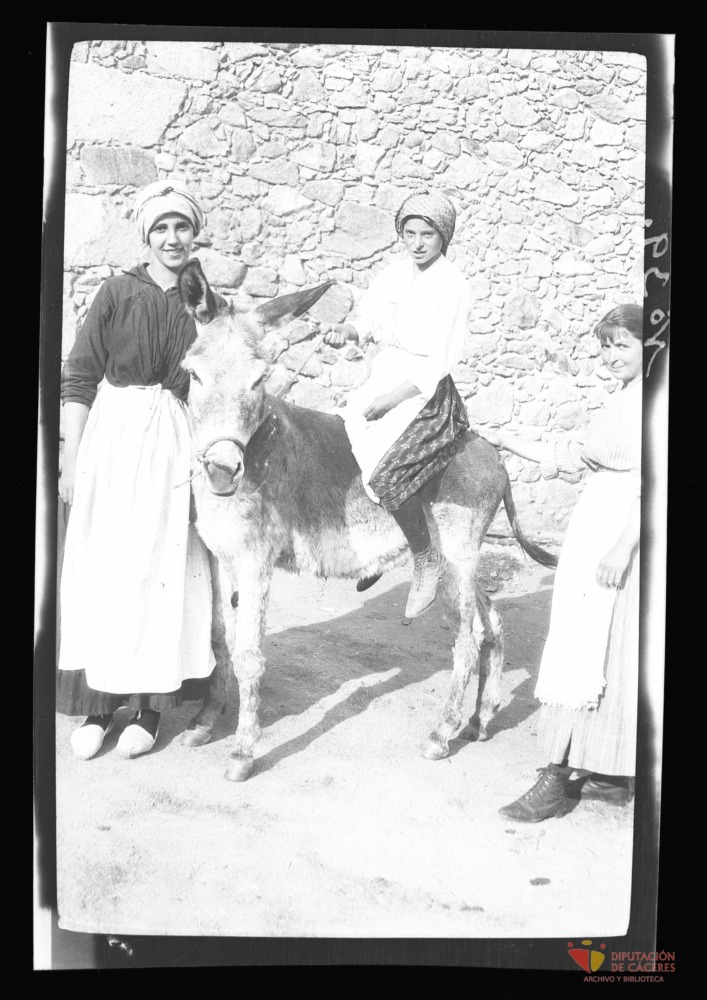 Niña montando en burro