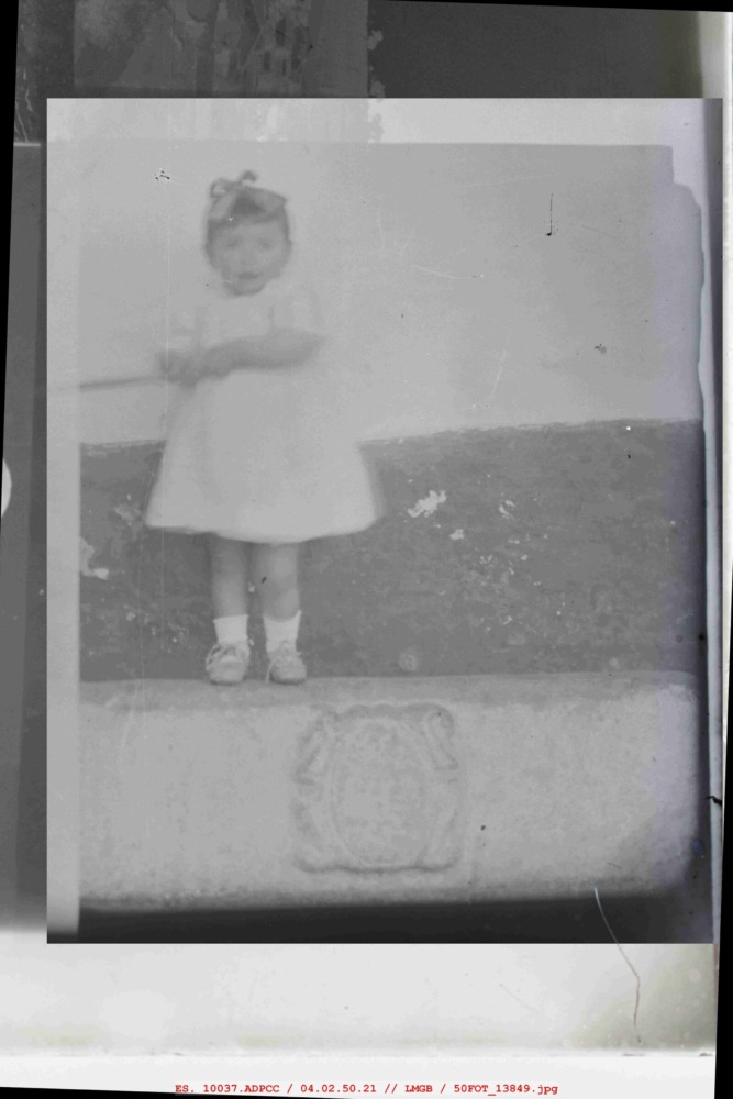 Niña pequeña subida en un banco