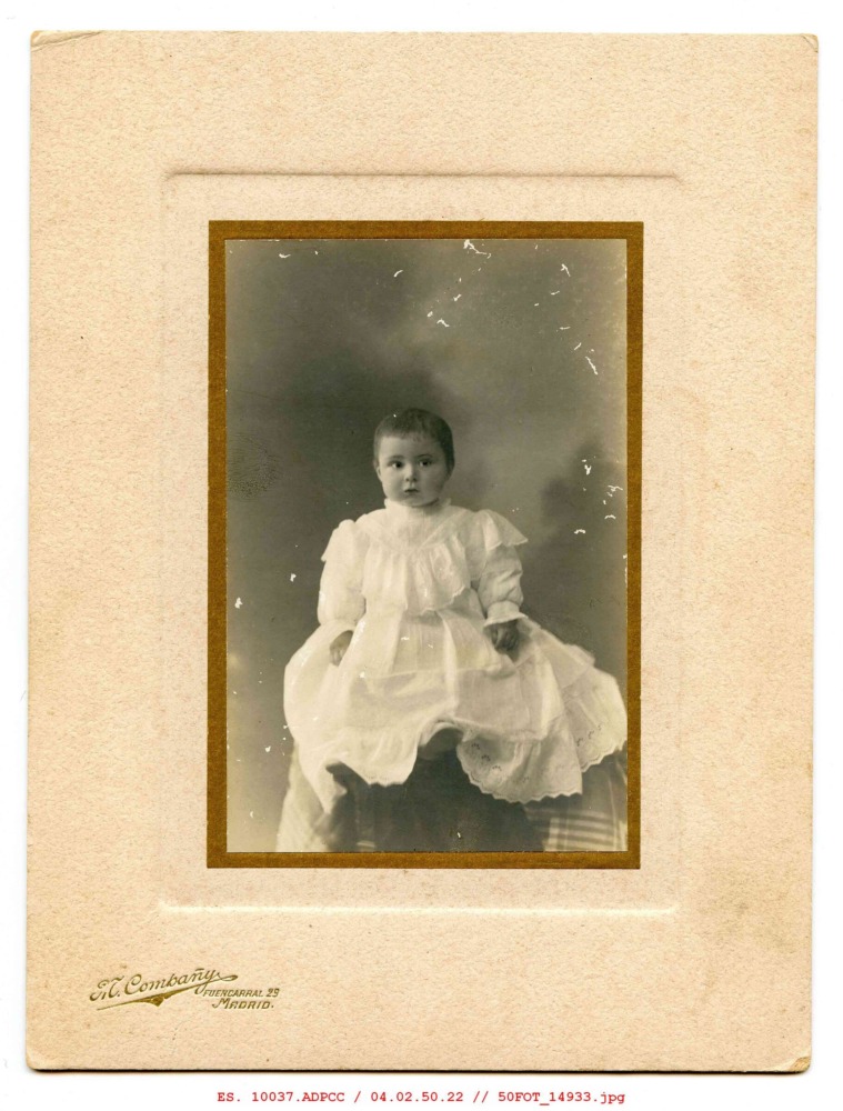 Niña vestida de blanco