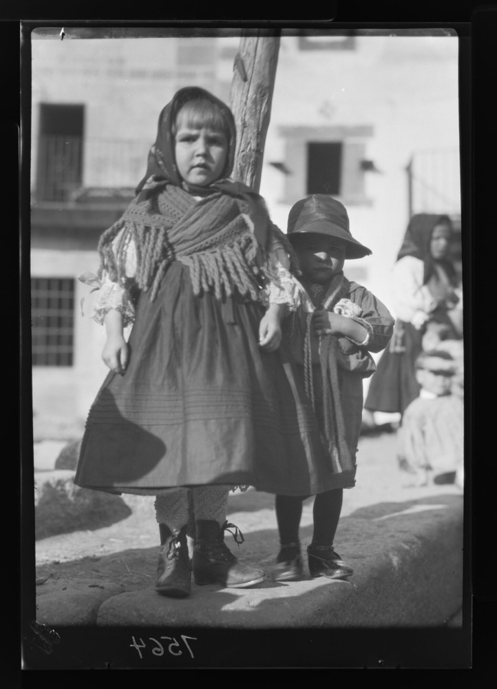 Niña y niño pequeño