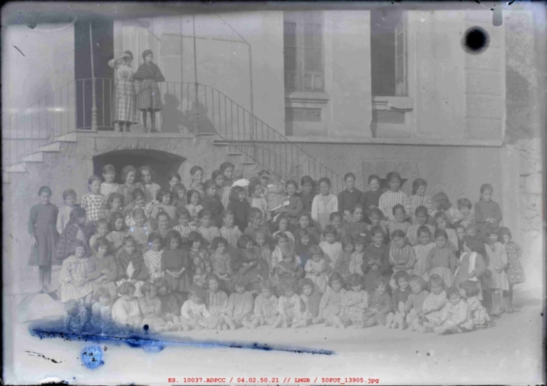 Niñas delante de las escaleras del colegio