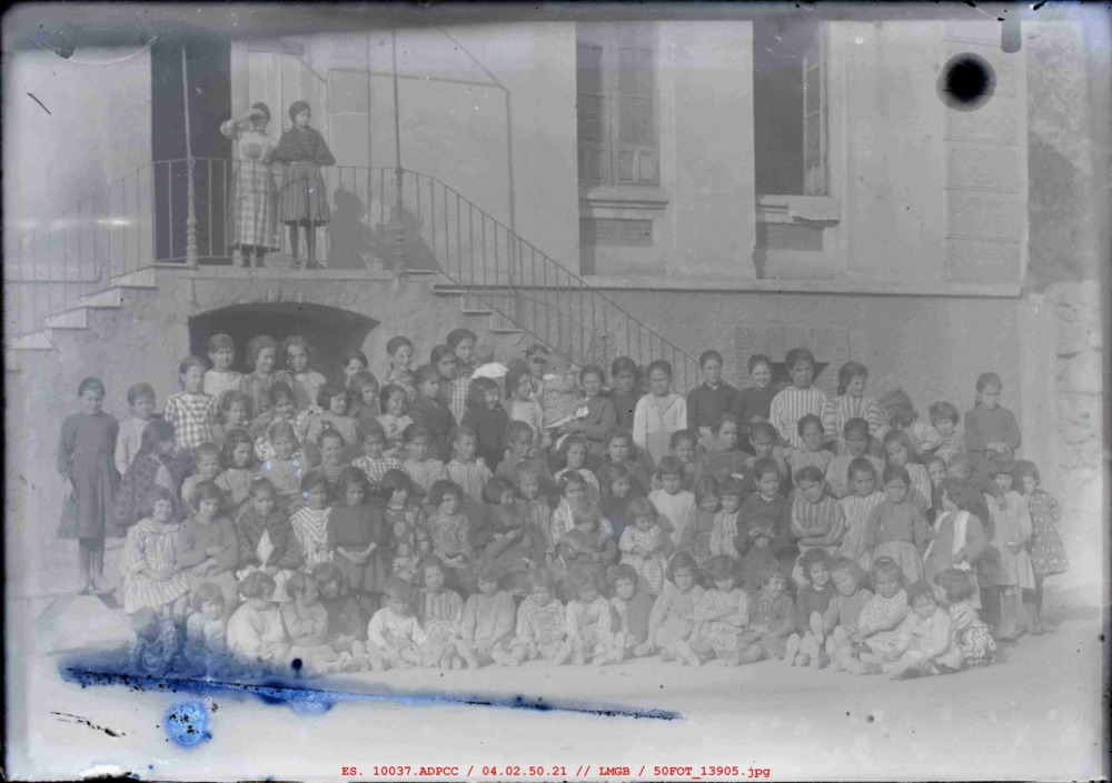 Niñas delante de las escaleras del colegio