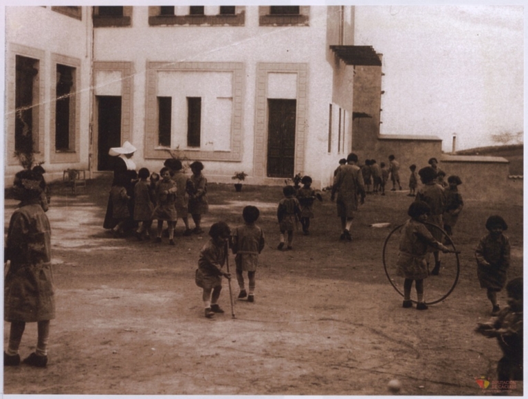 Niñas en el patio del Colegio Provincial de la Inmaculada de Cáceres