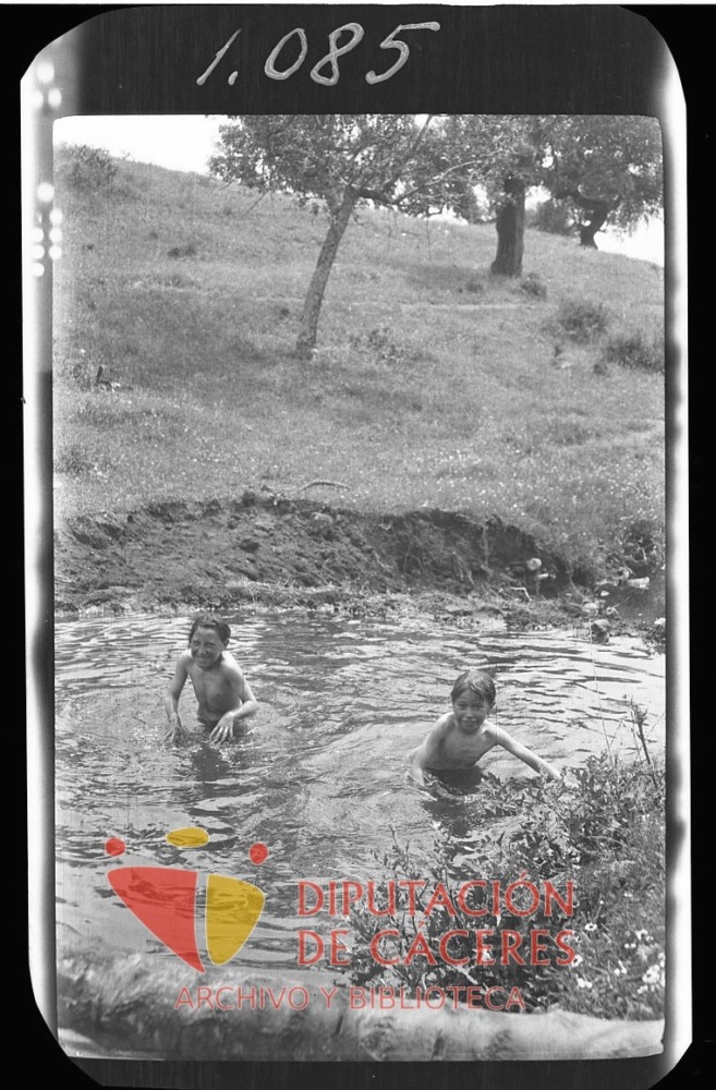 Niñas jugando en un arroyo