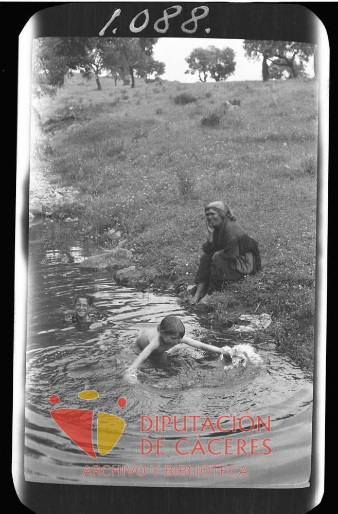 Niñas jugando en un arroyo