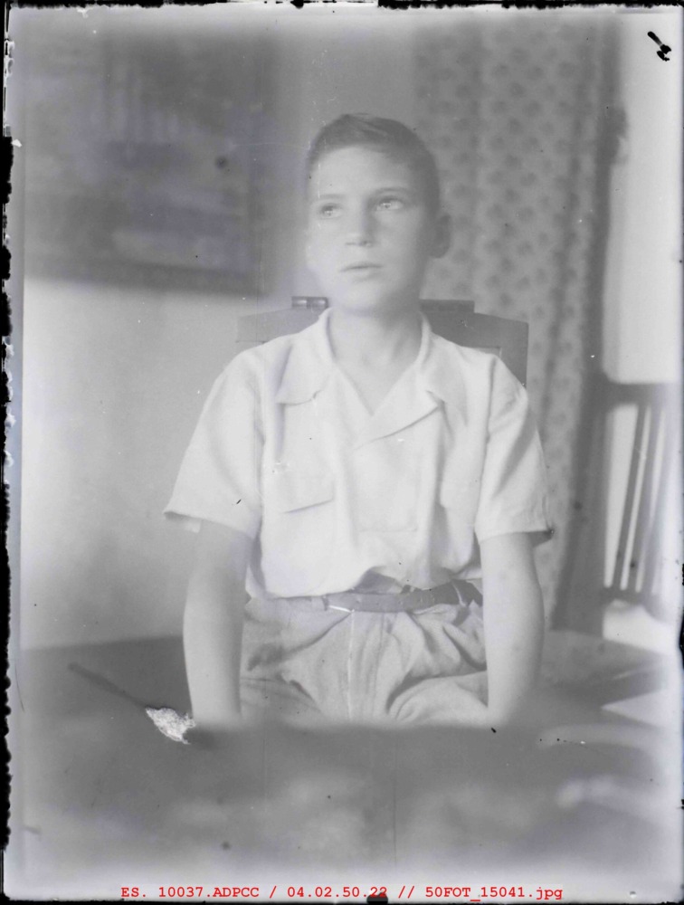 Niño sentado
