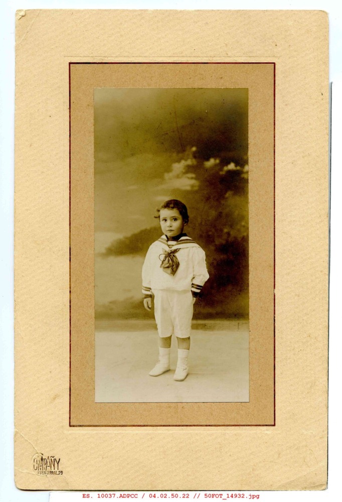 Niño vestido de marinero