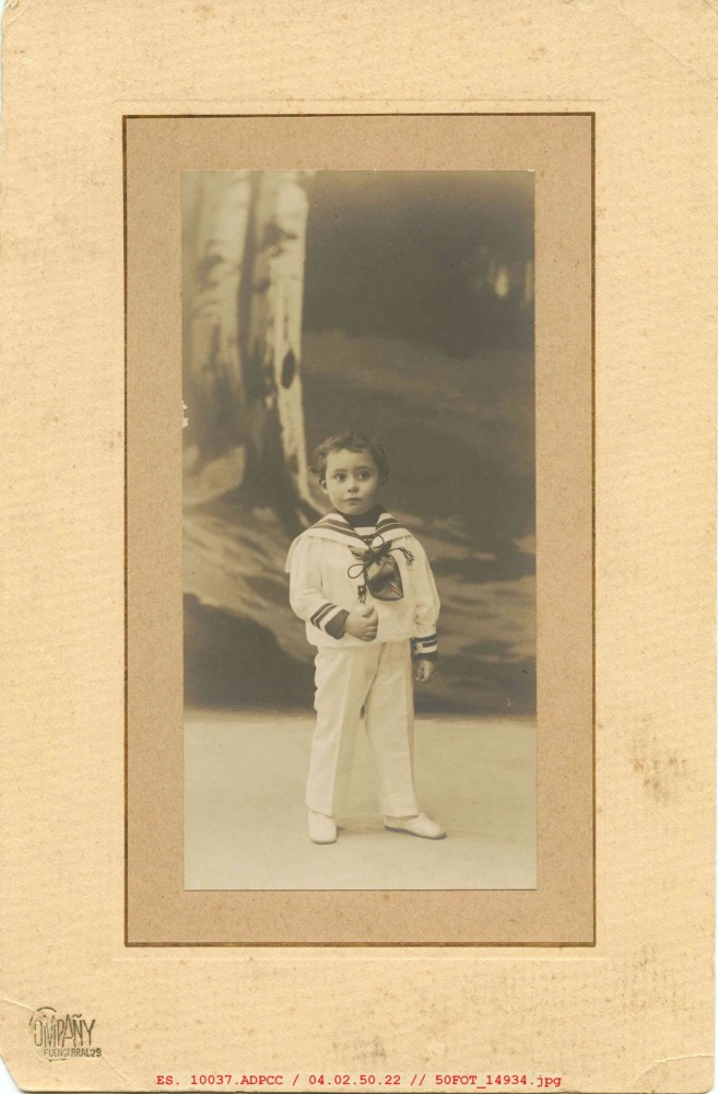 Niño vestido de marinero