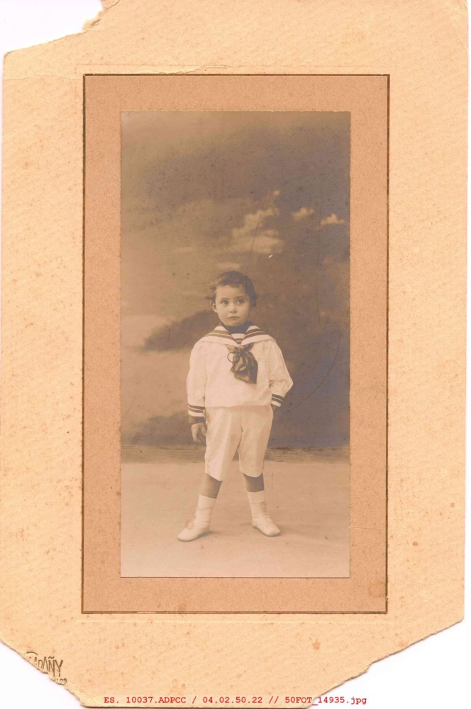 Niño vestido de marinero