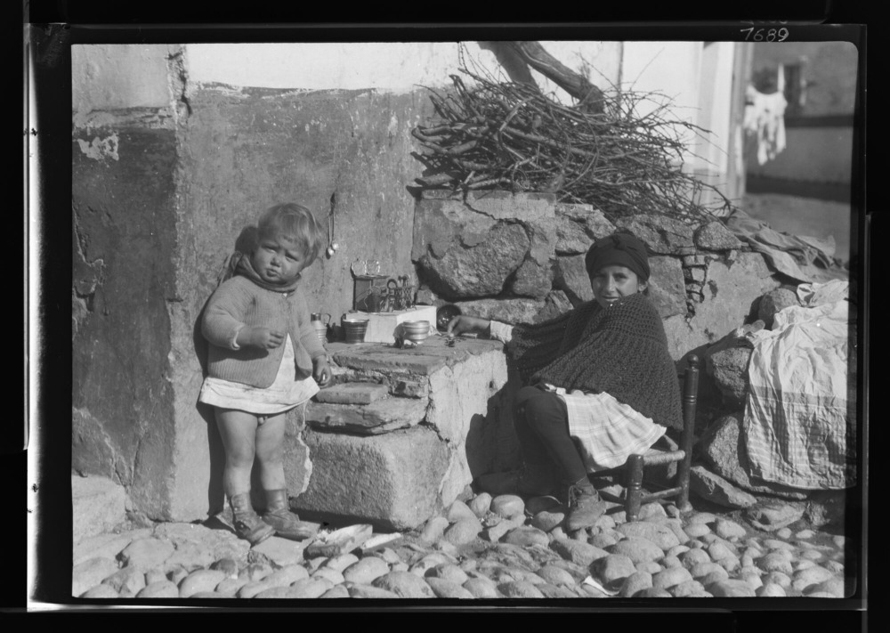 Niño y niña jugando en la calle de San Juan
