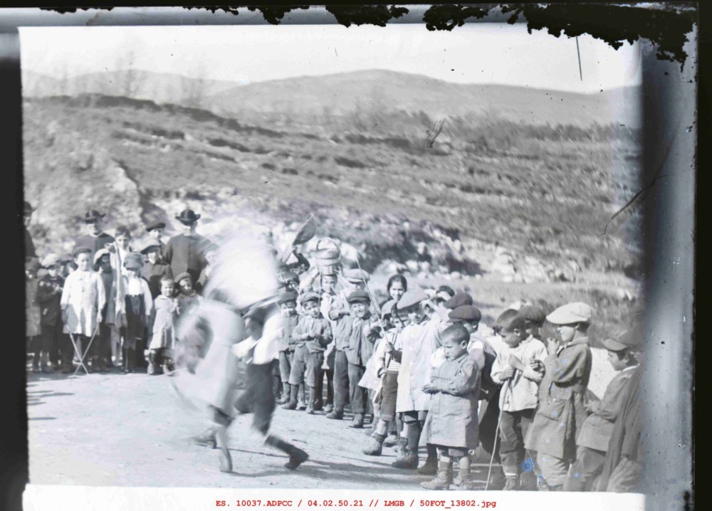 Niños danzando en el puente de Cuacos