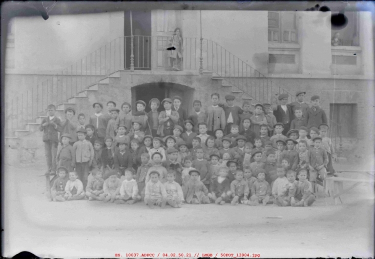 Niños delante de las escaleras del colegio