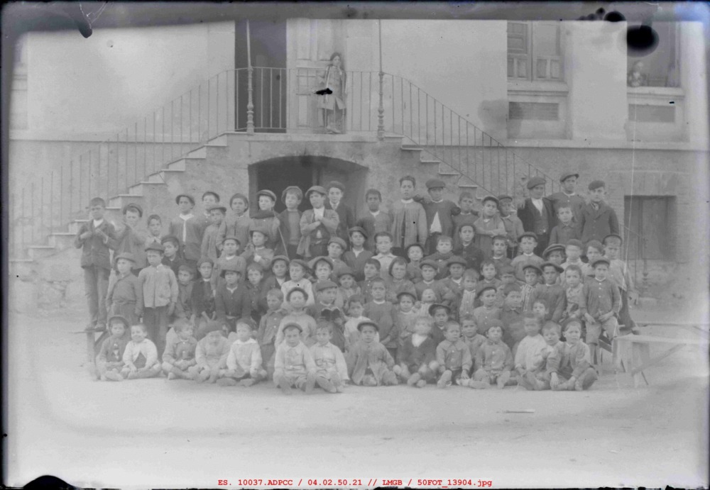 Niños delante de las escaleras del colegio