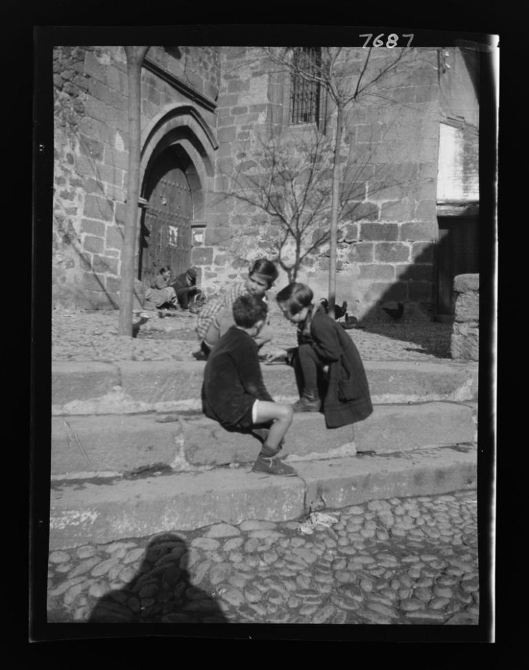 Niños jugando a los alfileres