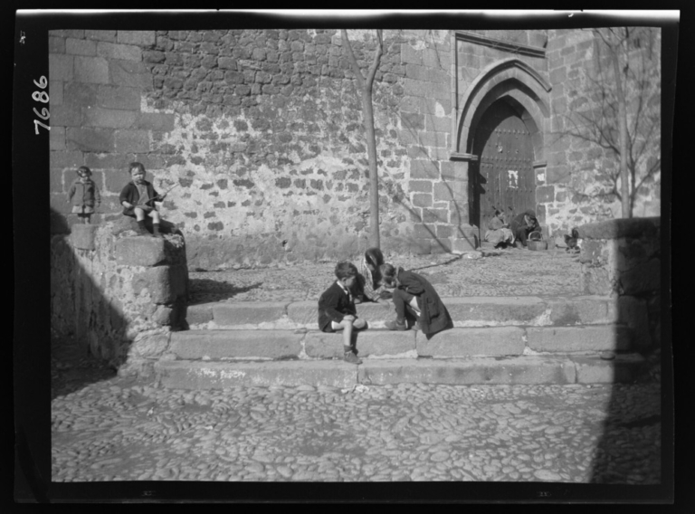 Niños jugando en las escaleras de la Iglesia