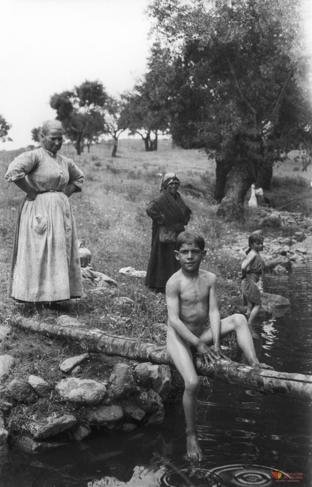 Niños jugando en un arroyo