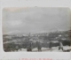 Niños y sacerdote jugando con la nieve, 1919