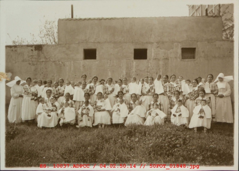 Nodrizas y niños en el Hospital Provincial de Cáceres