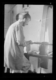 Operario torneando una pieza para el respaldo de una silla · Ruth Matilda Anderson, 1928