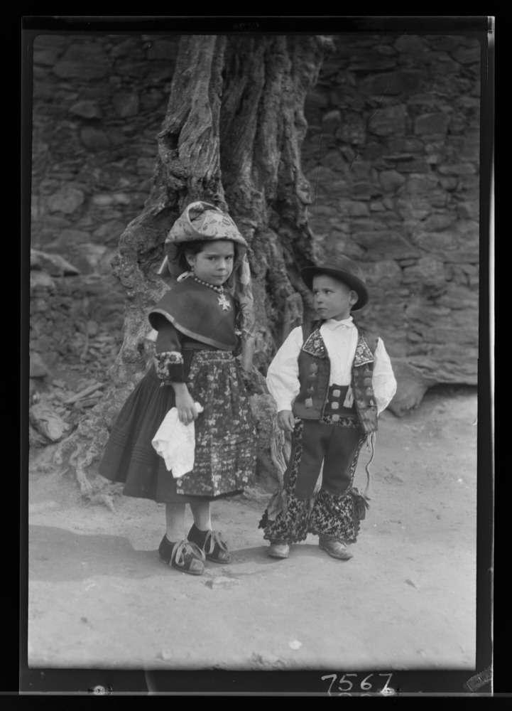 Ovidia y Manuel: niña y niño con traje de carnaval