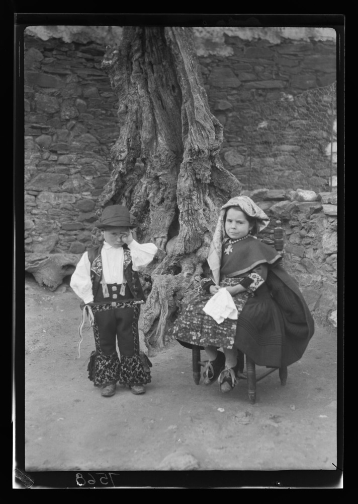 Ovidia y Manuel: niña y niño con traje de carnaval