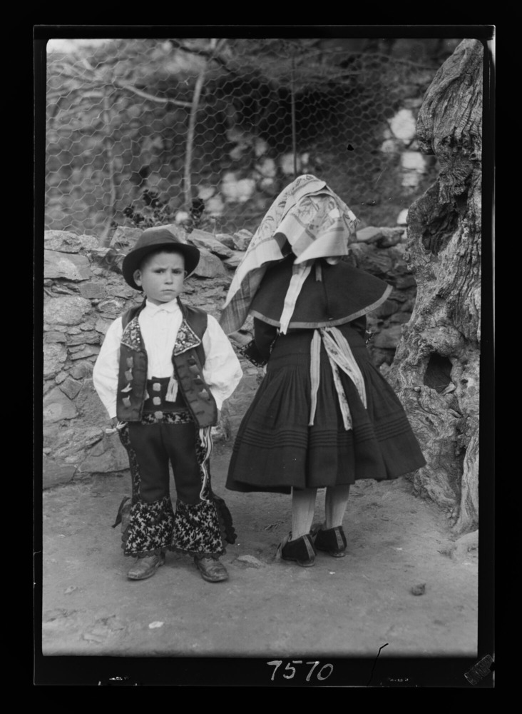 Ovidia y Manuel con traje de carnaval, de espaldas y de frente