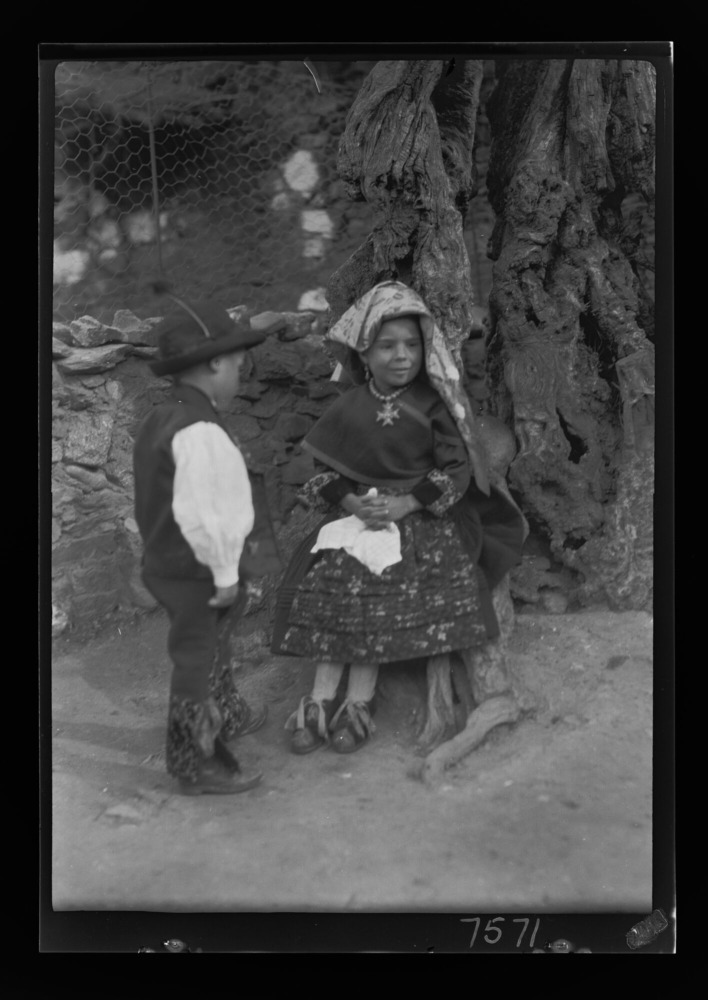 Ovidia y Manuel con traje de carnaval, de frente y de lado