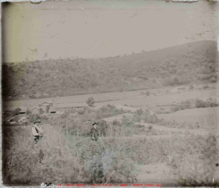 Paisaje campestre con un cazador